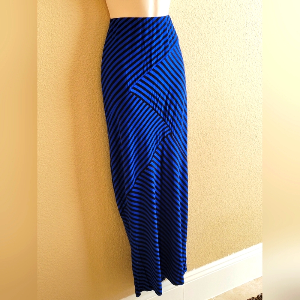 2 outfits in 1. Maxi skirt or tube dress